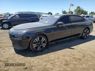 2023 BMW i7 xDrive60 z VIN WBY53EJ01PCN52638, wystawiony jako Copart lot #67345074 z przebiegiem 13 995 mil mil oraz Szkody całkowita. Historia ofert i sprzedaży dostępna na DreamBid. Obrazek 1.