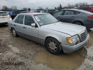 1995 Mercedes-Benz E Class with VIN WDBEA32EXSC211428, listed as a Copart auction lot 85424004 with 95,411 mi miles and Clean Title. Bid and sale history available at carsss.com. Image 4.