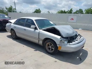 1996 Ford Crown Victoria LX с VIN 2FALP74W4TX200987, выставлен на аукционе IAAI как лот 42315590 с пробегом 65 552 миль миль и . История ставок и продаж доступна на DreamBid. Изображение 1.