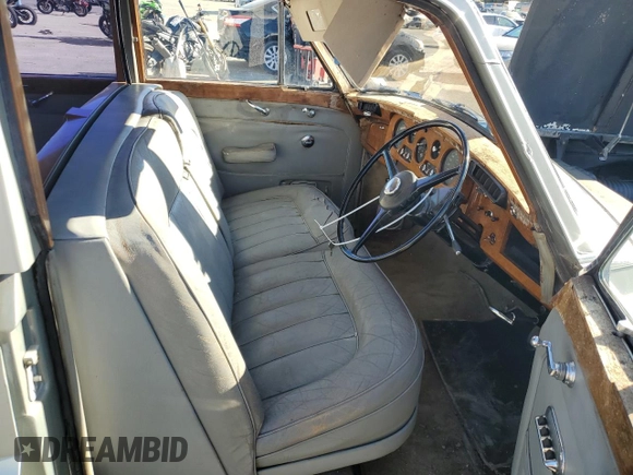 1966 Rolls-Royce Phantom z VIN 5VE47, wystawiony jako Copart lot #81837974 z przebiegiem 82 606 mil mil oraz Tytuł czysty. Historia ofert i sprzedaży dostępna na DreamBid. Obrazek 7.