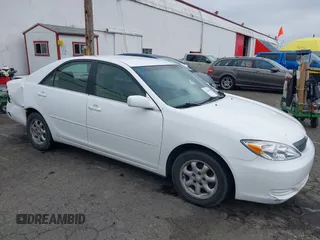 2002 Toyota Camry LE z VIN 4T1BE32K52U081479, wystawiony jako IAAI lot #41344104 z przebiegiem 243 950 mil mil oraz . Historia ofert i sprzedaży dostępna na DreamBid. Obrazek 1.
