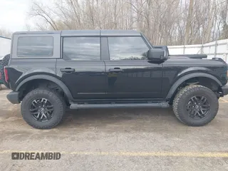 2022 Ford Bronco z VIN 1FMDE5BHXNLB17265, wystawiony jako IAAI lot #42106105 z przebiegiem 55 400 mil mil oraz . Historia ofert i sprzedaży dostępna na DreamBid. Obrazek 13.