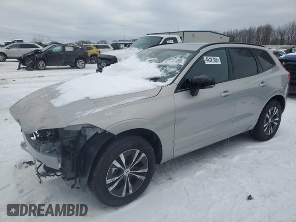 2024 Volvo XC60 Core Dark Theme z VIN YV4L12RK3R1933762, wystawiony jako Copart lot #46122905 z przebiegiem 8546 mil mil oraz Tytuł czysty. Historia ofert i sprzedaży dostępna na DreamBid. Obrazek 1.