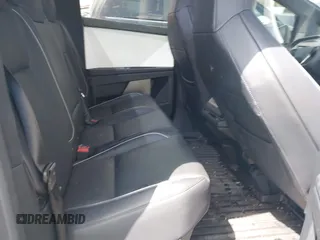 2024 Tesla Cybertruck z VIN 7G2CEHED8RA019428, wystawiony jako IAAI lot #41918480 z przebiegiem 22 762 mil mil oraz . Historia ofert i sprzedaży dostępna na DreamBid. Obrazek 8.