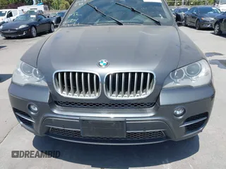 2013 BMW X5 xDrive50i z VIN 5UXZV8C5XD0C17142, wystawiony jako IAAI lot #42528433 z przebiegiem 84 886 mil mil oraz . Historia ofert i sprzedaży dostępna na DreamBid. Obrazek 6.