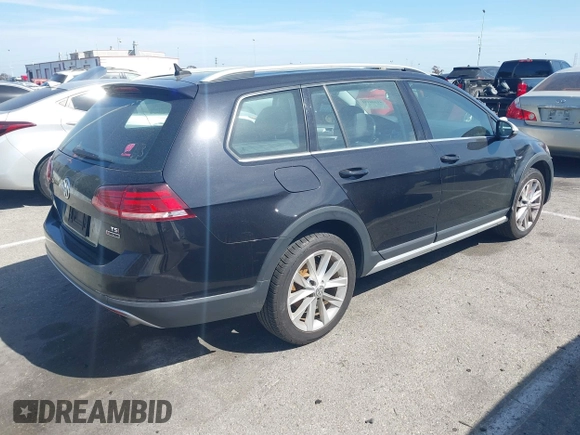 2018 Volkswagen Golf S z VIN 3VWH17AU4JM750975, wystawiony jako IAAI lot #41590132 z przebiegiem 51 479 mil mil oraz . Historia ofert i sprzedaży dostępna na DreamBid. Obrazek 4.