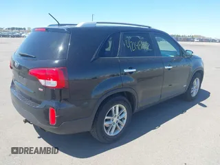 2015 Kia Sorento LX with VIN 5XYKTCA62FG562425, listed as a IAAI auction lot 42148462 with 158,170 mi miles. Bid and sale history available at carsss.com. Image 4.