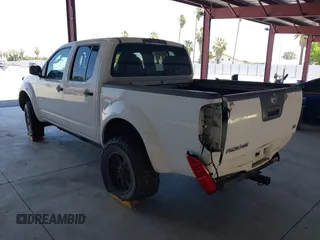 2006 Nissan Frontier SE z VIN 1N6AD07U06C469157, wystawiony jako IAAI lot #42249320 z przebiegiem 189 936 mil mil oraz . Historia ofert i sprzedaży dostępna na DreamBid. Obrazek 3.