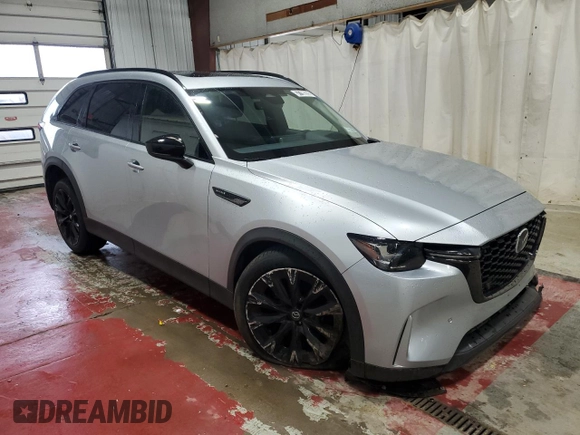 2025 Mazda CX-90 Premium Sport z VIN JM3KKCHD8S1223029, wystawiony jako Copart lot #57790265 z przebiegiem 3817 mil mil oraz Tytuł czysty. Historia ofert i sprzedaży dostępna na DreamBid. Obrazek 4.