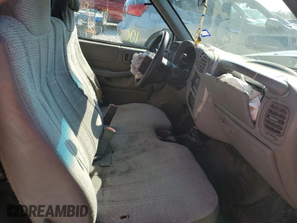 2002 GMC Sonoma SL z VIN 1GTCS145828155273, wystawiony jako Copart lot #82224374 z przebiegiem Nie podano mil oraz Szkody całkowita. Historia ofert i sprzedaży dostępna na DreamBid. Obrazek 10.