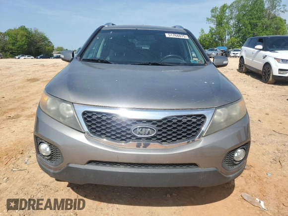 2011 Kia Sorento EX z VIN 5XYKUDA29BG113074, wystawiony jako Copart lot #51768875 z przebiegiem 212 884 mil mil oraz Czysty tytuł • Clean title. Historia ofert i sprzedaży dostępna na DreamBid. Obrazek 5.