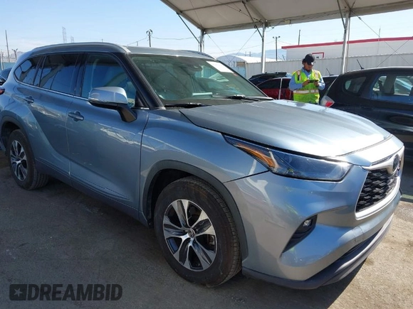 2022 Toyota Highlander XLE z VIN 5TDHZRAH1NS121058, wystawiony jako IAAI lot #41992011 z przebiegiem 40 181 mil mil oraz . Historia ofert i sprzedaży dostępna na DreamBid. Obrazek 1.