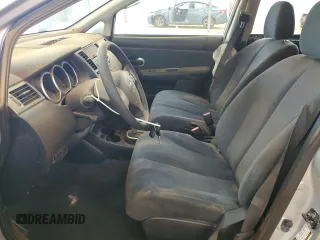 2009 Nissan Versa S z VIN 3N1BC13E19L388906, wystawiony jako Copart lot #53181175 z przebiegiem 52 493 mil mil oraz Szkoda całkowita • Salvage title. Historia ofert i sprzedaży dostępna na DreamBid. Obrazek 7.