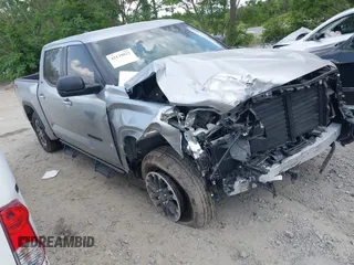2025 Toyota Tundra SR z VIN 5TFLA5DB9SX243982, wystawiony jako IAAI lot #42139822 z przebiegiem 9198 mil mil oraz . Historia ofert i sprzedaży dostępna na DreamBid. Obrazek 1.