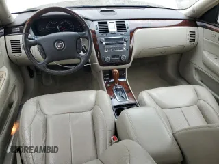 2011 Cadillac DTS Luxury Collection z VIN 1G6KD5E64BU121197, wystawiony jako Copart lot #58212335 z przebiegiem 141 055 mil mil oraz Szkody całkowita. Historia ofert i sprzedaży dostępna na DreamBid. Obrazek 8.