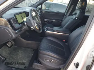 2023 Rivian R1T Adventure z VIN 7FCTGAAA9PN021913, wystawiony jako Copart lot #46222995 z przebiegiem 41 888 mil mil oraz Szkody całkowita. Historia ofert i sprzedaży dostępna na DreamBid. Obrazek 7.