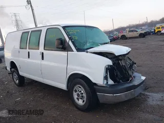 2015 GMC Savana Cargo Van with VIN 1GTW7FCF6F1909405, listed as a IAAI auction lot 41173319 with 180,010 mi miles. Bid and sale history available at carsss.com. Image 1.