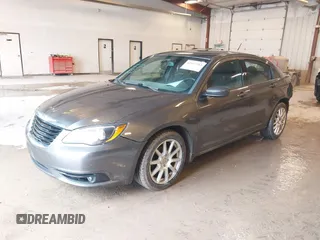 2014 Chrysler 200 Touring z VIN 1C3CCBBG9EN193077, wystawiony jako IAAI lot #42167313 z przebiegiem 144 640 mil mil oraz . Historia ofert i sprzedaży dostępna na DreamBid. Obrazek 2.