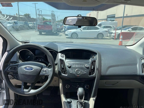 2018 Ford Focus SE z VIN 1FADP3F20JL259181, wystawiony jako IAAI lot #42400276 z przebiegiem 161 473 mil mil oraz . Historia ofert i sprzedaży dostępna na DreamBid. Obrazek 5.
