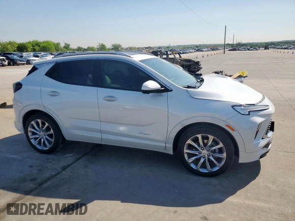 2024 Buick Encore GX Avenir z VIN KL4AMFSL9RB017071, wystawiony jako Copart lot #52003565 z przebiegiem 8 013 mil mil oraz Szkoda całkowita • Salvage title. Historia ofert i sprzedaży dostępna na DreamBid. Obrazek 4.