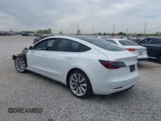 2019 Tesla Model 3 Mid Range z VIN 5YJ3E1EA5KF466517, wystawiony jako IAAI lot #40296116 z przebiegiem 66 509 mil mil oraz . Historia ofert i sprzedaży dostępna na DreamBid. Obrazek 3.