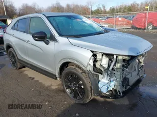 2024 Mitsubishi Eclipse Cross LE z VIN JA4ATVAA0RZ005881, wystawiony jako IAAI lot #40955544 z przebiegiem 19 454 mil mil oraz . Historia ofert i sprzedaży dostępna na DreamBid. Obrazek 1.
