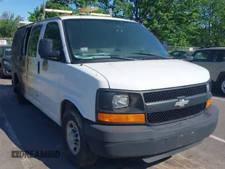 2008 Chevrolet Express Cargo z VIN 1GCGG25C581213170, wystawiony jako IAAI lot #42297956 z przebiegiem 134 423 mil mil oraz . Historia ofert i sprzedaży dostępna na DreamBid. Obrazek 1.