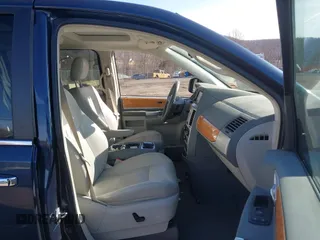 2009 Chrysler Town & Country Limited with VIN 2A8HR64XX9R597270, listed as a IAAI auction lot 41490394 with 126,186 mi miles. Bid and sale history available at carsss.com. Image 5.