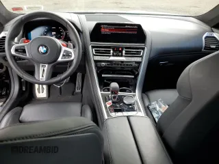 2020 BMW M8 z VIN WBSAE0C08LCD56258, wystawiony jako Copart lot #61100723 z przebiegiem 6 231 mil mil oraz . Historia ofert i sprzedaży dostępna na DreamBid. Obrazek 8.