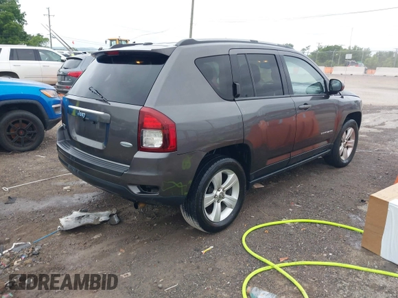 2016 Jeep Compass Latitude z VIN 1C4NJCEA2GD648240, wystawiony jako IAAI lot #42644443 z przebiegiem 189 370 mil mil oraz . Historia ofert i sprzedaży dostępna na DreamBid. Obrazek 4.