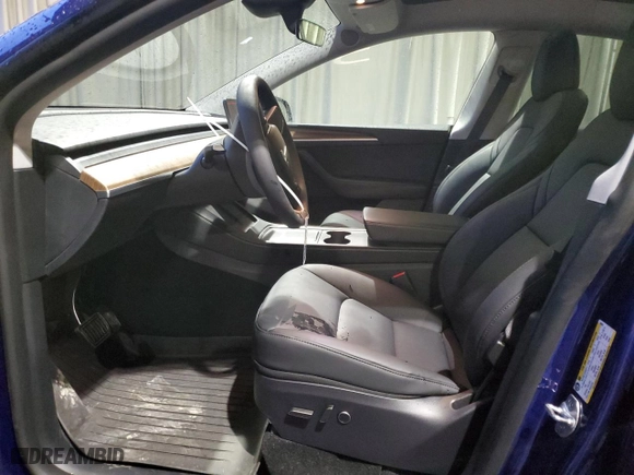 2024 Tesla Model Y Long Range with VIN 7SAYGDEE6RF203020, listed as a Copart auction lot 83865764 with 861 mi miles and Salvage Title. Bid and sale history available at carsss.com. Image 7.