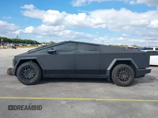 2024 Tesla Cybertruck z VIN 7G2CEHED5RA042424, wystawiony jako IAAI lot #41242343 z przebiegiem 1 222 mil mil oraz . Historia ofert i sprzedaży dostępna na DreamBid. Obrazek 15.