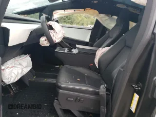 2024 Tesla Cybertruck z VIN 7G2CEHED6RA008072, wystawiony jako Copart lot #70886484 z przebiegiem 11 268 mil mil oraz Szkody całkowita. Historia ofert i sprzedaży dostępna na DreamBid. Obrazek 7.