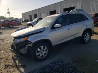 2013 Kia Sorento LX z VIN 5XYKT3A69DG419372, wystawiony jako Copart lot #55088725 z przebiegiem 90 327 mil mil oraz Szkody całkowita. Historia ofert i sprzedaży dostępna na DreamBid. Obrazek 1.