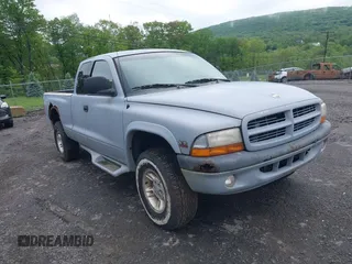 1999 Dodge Dakota SLT z VIN 1B7GG22Y7XS235244, wystawiony jako IAAI lot #42282940 z przebiegiem 113 224 mil mil oraz . Historia ofert i sprzedaży dostępna na DreamBid. Obrazek 1.