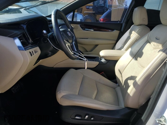 2018 Cadillac XT5 Premium Luxury FWD z VIN 1GYKNERS3JZ139719, wystawiony jako Copart lot #52436595 z przebiegiem Nie podano mil oraz Szkody całkowita. Historia ofert i sprzedaży dostępna na DreamBid. Obrazek 7.