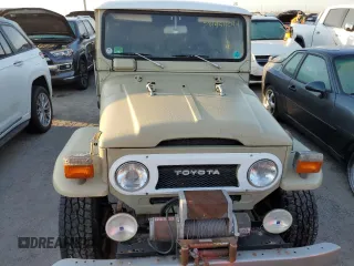 1977 Toyota Land Cruiser z VIN FJ40251338, wystawiony jako Copart lot #74954094 z przebiegiem 83 230 mil mil oraz Szkoda całkowita • Salvage title. Historia ofert i sprzedaży dostępna na DreamBid. Obrazek 12.