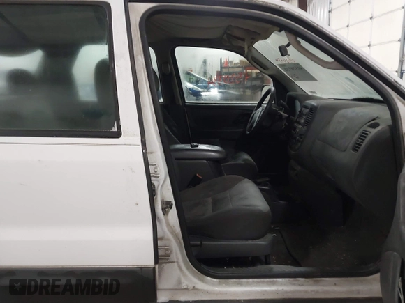 2004 Ford Escape XLS with VIN 1FMYU921X4KA88997, listed as a IAAI auction lot 41520334 with 211,761 mi miles and . Bid and sale history available at DreamBid. Image 5.