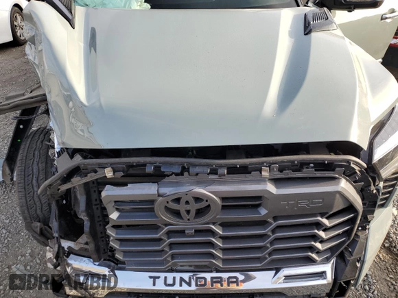 2024 Toyota Tundra 1794 Edition z VIN 5TFMC5DB9RX074071, wystawiony jako Copart lot #83177584 z przebiegiem Nie podano mil oraz Szkoda całkowita • Salvage title. Historia ofert i sprzedaży dostępna na DreamBid. Obrazek 13.