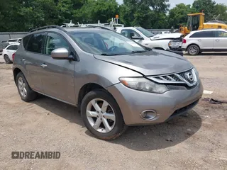 2009 Nissan Murano LE z VIN JN8AZ18W79W151778, wystawiony jako IAAI lot #42530560 z przebiegiem 157 393 mil mil oraz . Historia ofert i sprzedaży dostępna na DreamBid. Obrazek 1.