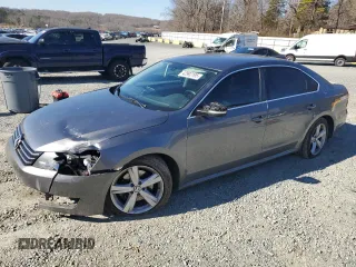 2013 Volkswagen Passat SE z VIN 1VWBH7A34DC048749, wystawiony jako Copart lot #42992195 z przebiegiem 154 395 mil mil oraz Szkoda całkowita • Salvage title. Historia ofert i sprzedaży dostępna na DreamBid. Obrazek 1.