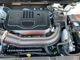 2025 Chevrolet Blazer LT with VIN 3GNKBCR48SS204025, listed as a Copart auction lot 90033275 with 8,776 mi miles and Salvage title. Bid and sale history available at DreamBid. Image 14.