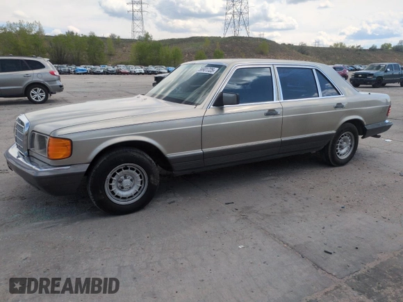 1985 Mercedes-Benz 500 SEL z VIN WDBCA37D4FA159349, wystawiony jako Copart lot #56601725 z przebiegiem 168 327 mil mil oraz Czysty tytuł • Clean title. Historia ofert i sprzedaży dostępna na DreamBid. Obrazek 1.