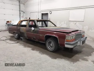 1982 Cadillac DeVille z VIN 1G6AD6986C9211548, wystawiony jako IAAI lot #42398780 z przebiegiem Nie podano mil oraz . Historia ofert i sprzedaży dostępna na DreamBid. Obrazek 1.