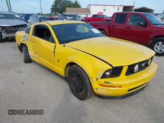 2005 Ford Mustang Deluxe z VIN 1ZVFT80N255136181, wystawiony jako IAAI lot #42096578 z przebiegiem 151 696 mil mil oraz . Historia ofert i sprzedaży dostępna na DreamBid. Obrazek 1.