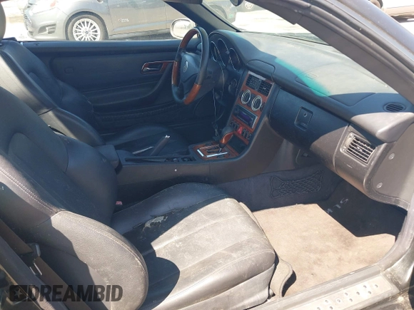 2002 Mercedes-Benz SLK 320 с VIN WDBKK65F92F254369, выставлен на аукционе IAAI как лот 42693955 с пробегом 237 391 миль миль и . История ставок и продаж доступна на DreamBid. Изображение 5.