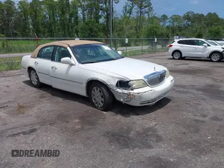 2003 Lincoln Town Car Cartier z VIN 1LNHM83W73Y608654, wystawiony jako IAAI lot #42497493 z przebiegiem 152 172 mil mil oraz . Historia ofert i sprzedaży dostępna na DreamBid. Obrazek 1.