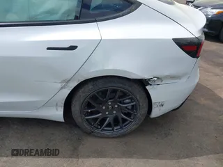2025 Tesla Model 3 Long Range z VIN 5YJ3E1EAXSF929042, wystawiony jako IAAI lot #41929594 z przebiegiem 116 mil mil oraz . Historia ofert i sprzedaży dostępna na DreamBid. Obrazek 20.