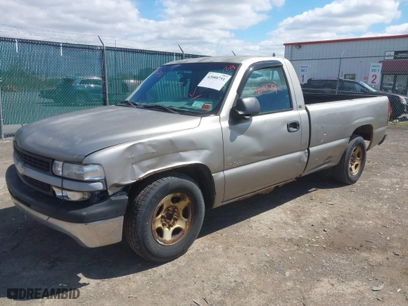2000 Chevrolet Silverado 1500 with VIN 1GCEC14V2YE369725, listed as a IAAI auction lot 42088751 with 390,344 mi miles. Bid and sale history available at carsss.com. Image 2.