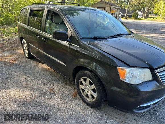 2013 Chrysler Town & Country Touring z VIN 2C4RC1BGXDR577662, wystawiony jako Copart lot #57900485 z przebiegiem 149 361 mil mil oraz Czysty tytuł • Clean title. Historia ofert i sprzedaży dostępna na DreamBid. Obrazek 1.